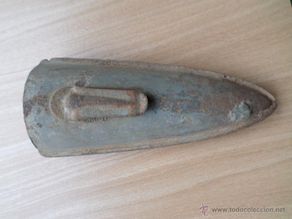 Antiquitäten: FUNDA METÁLICA PARA LLEVAR LA PIEDRA DE AFILAR EN EL CINTURÓN